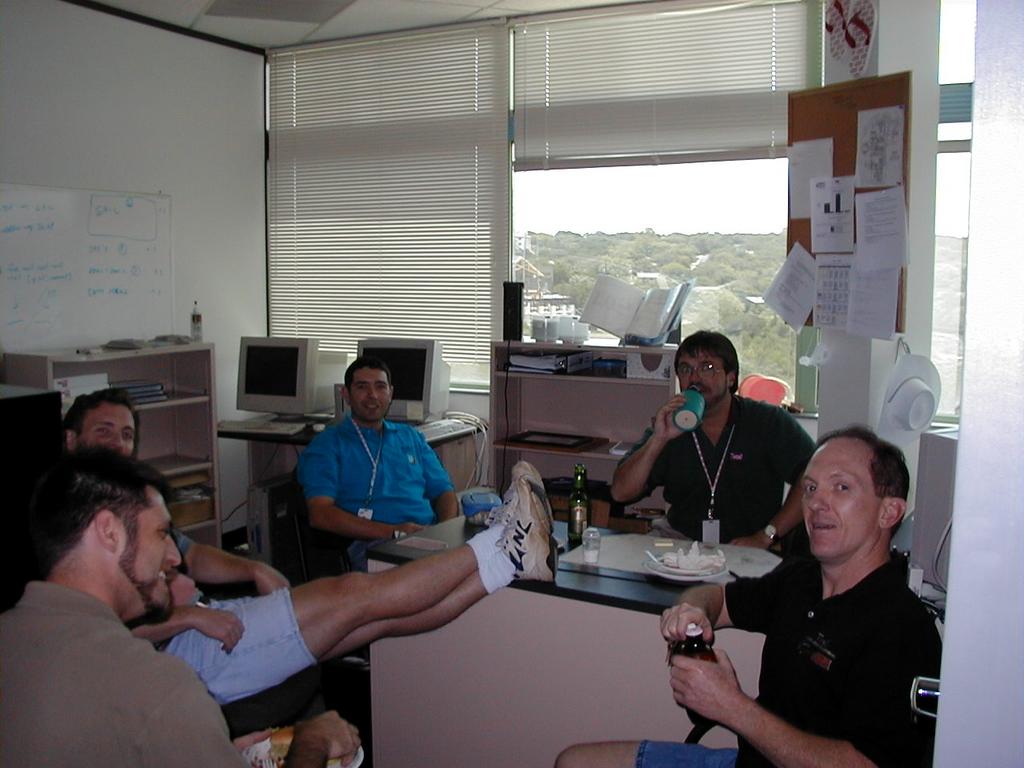 camera/1999/07(July)/07_16_Office_Cook-out/1024x768_P7160003.JPG