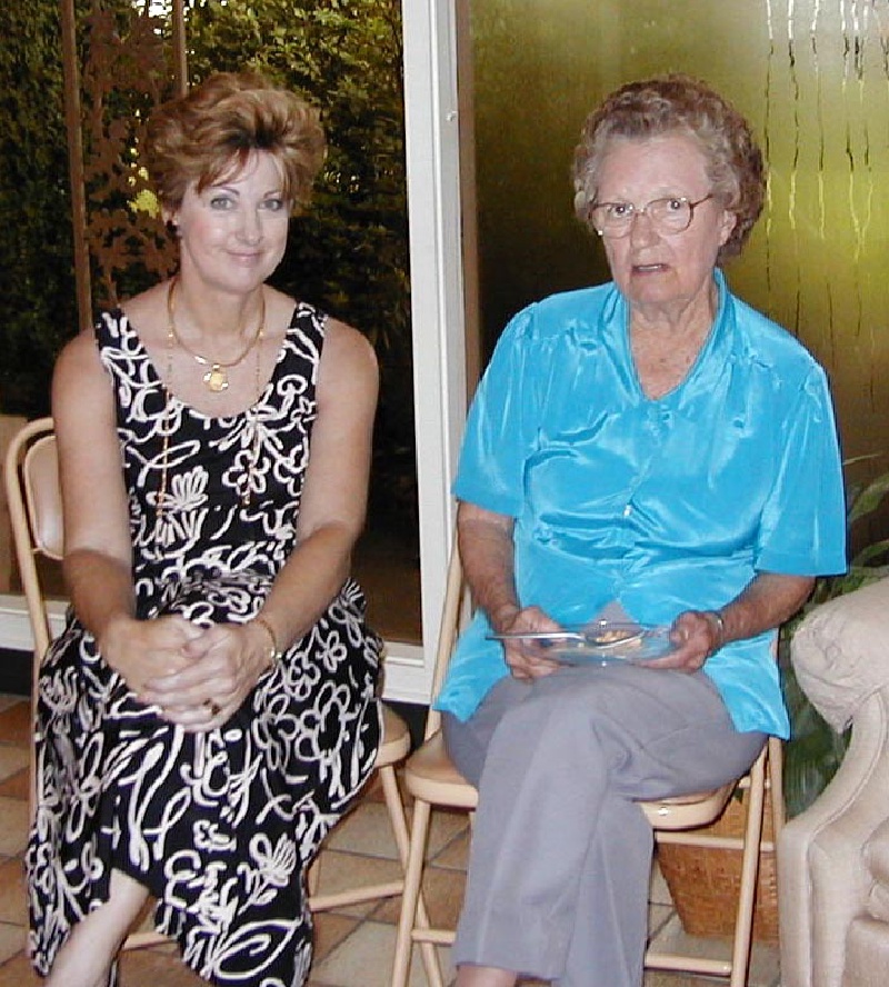 camera/1999/07(July)/07_17_Pam's_Shower/800x600_Nancy-n-Grandma.jpg