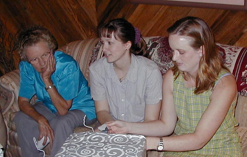 camera/1999/07(July)/07_17_Pam's_Shower/800x600_Opening-gifts.jpg