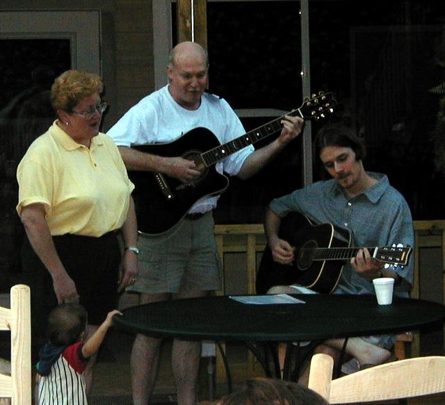 camera/1999/07(July)/07_22-07_24_Reunion/640x480_Gutiar-playing.jpg