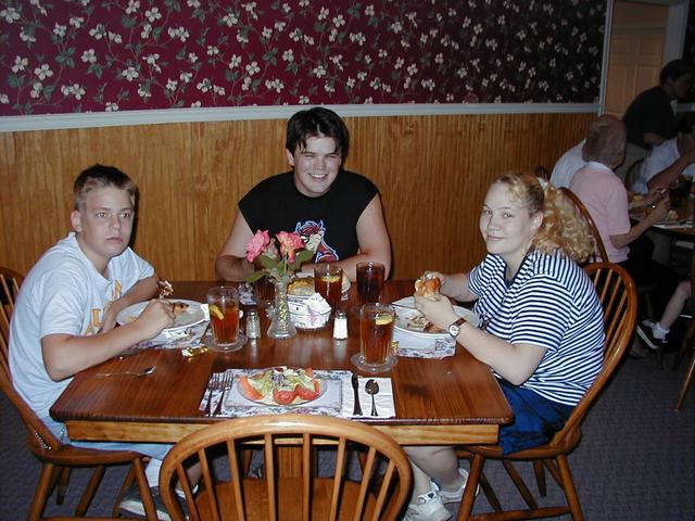 camera/1999/07(July)/07_22-07_24_Reunion/640x480_Table-5.jpg