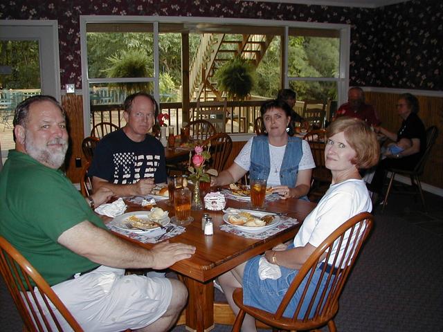 camera/1999/07(July)/07_22-07_24_Reunion/640x480_Table-8.jpg