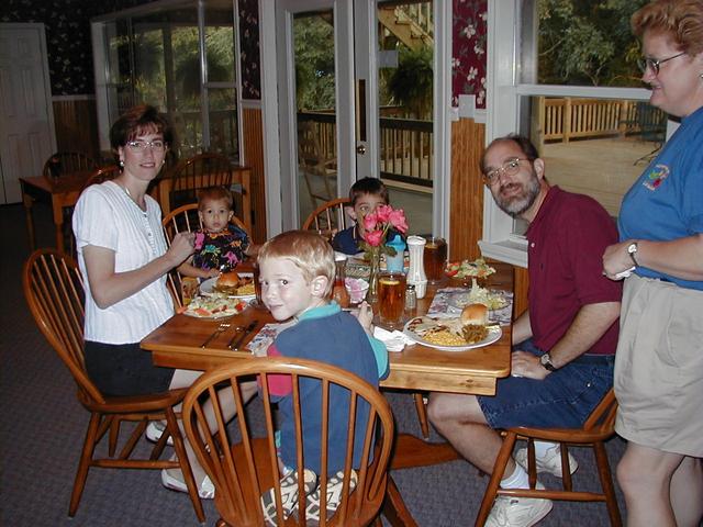 camera/1999/07(July)/07_22-07_24_Reunion/640x480_Table-9.jpg