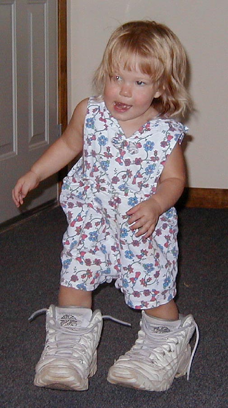 camera/1999/07(July)/07_22-07_24_Reunion/Big-shoes.jpg
