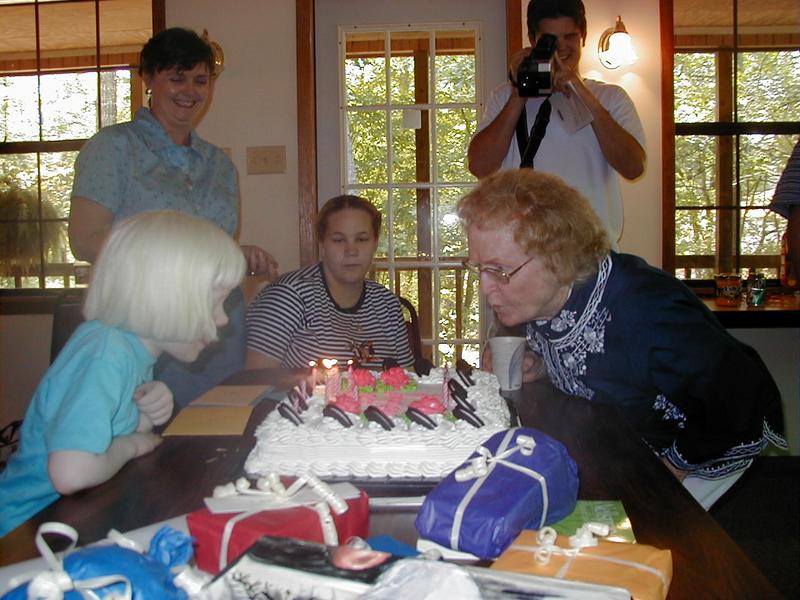 camera/1999/07(July)/07_22-07_24_Reunion/800x600_Birthday-3.JPG