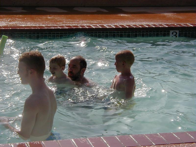 camera/1999/07(July)/07_22-07_24_Reunion/800x600_Pool-8.JPG