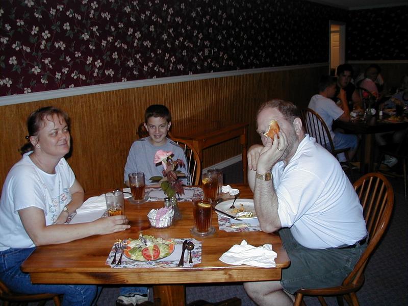 camera/1999/07(July)/07_22-07_24_Reunion/800x600_Table-6.jpg