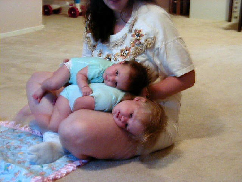 camera/1999/07(July)/NewCamera/Girls-on-Marci-lap.jpg