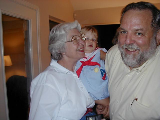 camera/1999/08(August)/08_02_Great-Grandmommy_Visits/640x480_P8020019.JPG