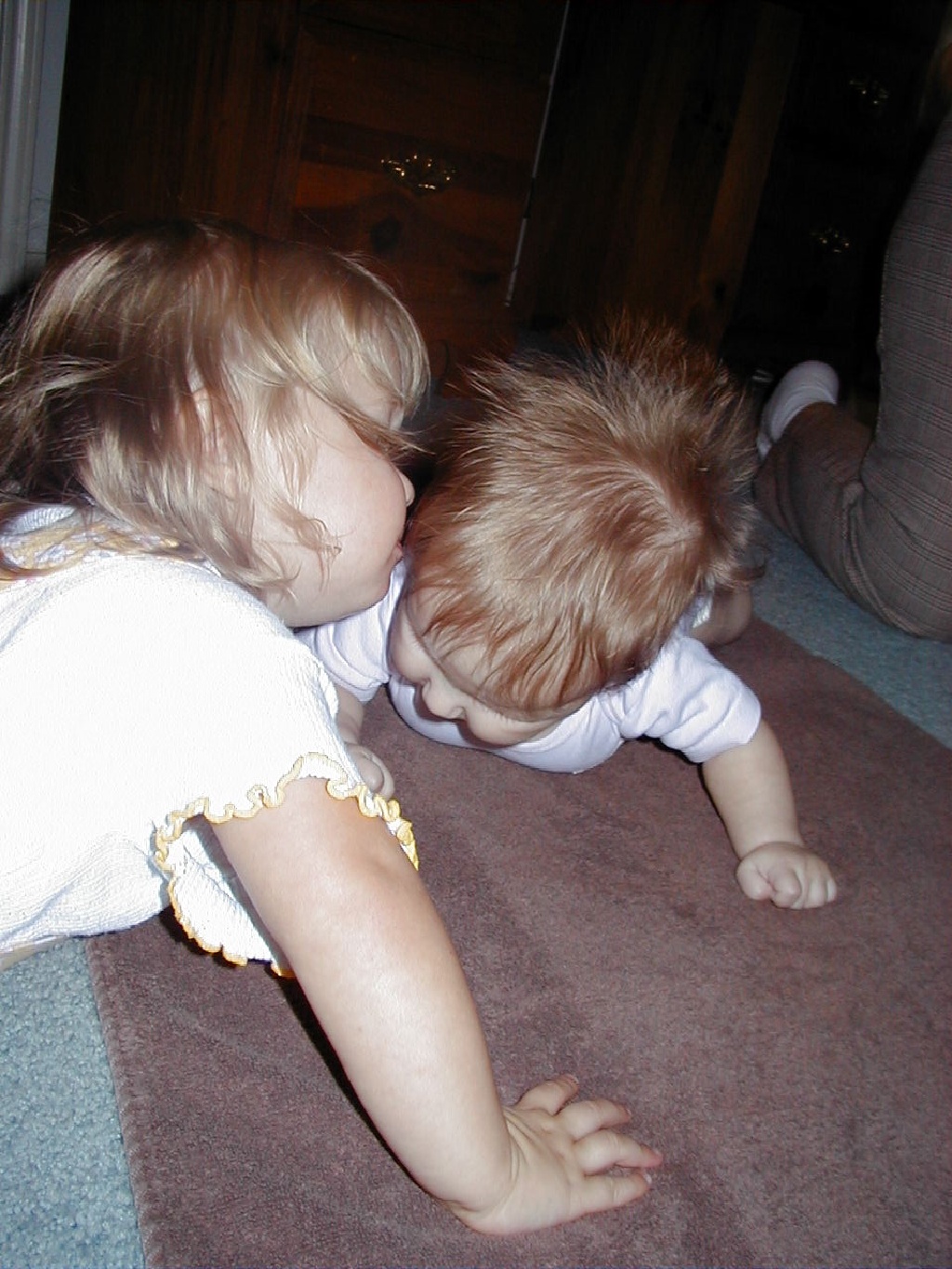 camera/1999/08(August)/08_09_Dinner_with_Ken_and_Star/Brittney-kisses-McKenzie.jpg