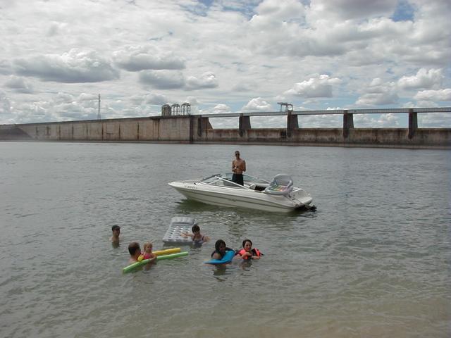 camera/1999/09(September)/09_06_Labor_Day/640x480_At-the-lake-2.JPG