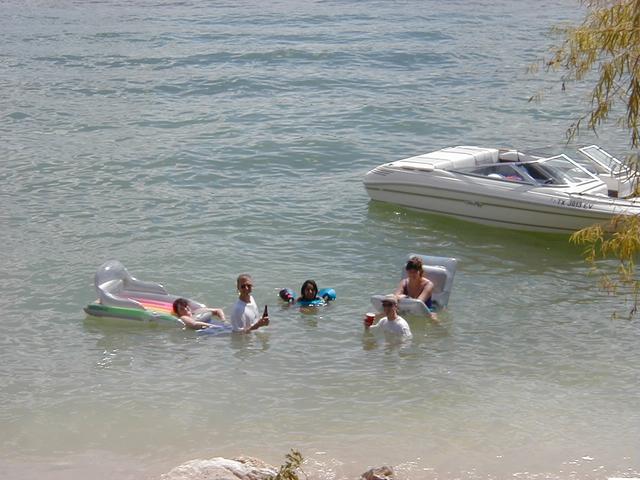camera/1999/09(September)/09_06_Labor_Day/640x480_At-the-lake-6.JPG