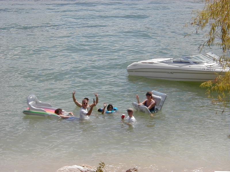 camera/1999/09(September)/09_06_Labor_Day/800x600_At-the-lake-5.JPG