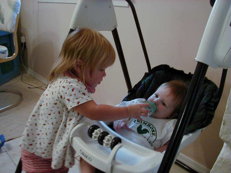 camera/1999/09(September)/Miscellaneous/800x600_Brittney_feeds_McKenzie.jpg
