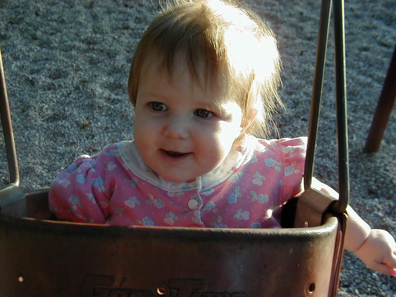 camera/1999/10(October)/10_23_At_the_park/800x600_McKenzie_swings2.JPG