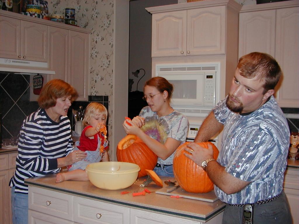 camera/1999/10(October)/10_24_Pumpkin_Carving/1024x768_PA240014.JPG