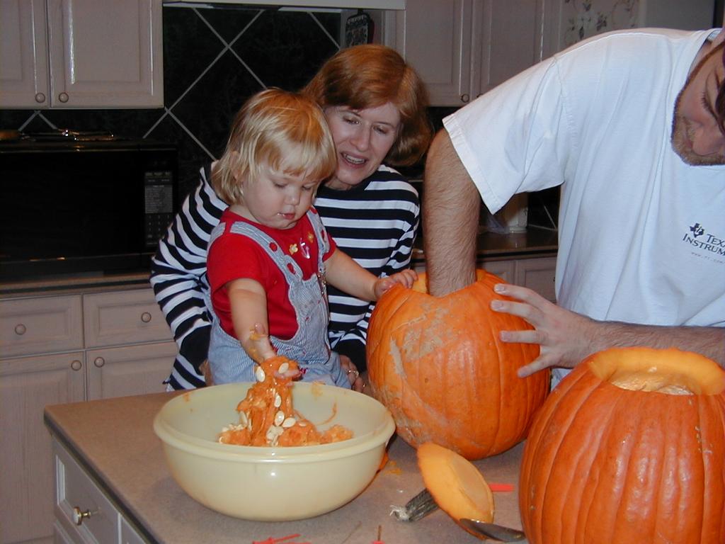 camera/1999/10(October)/10_24_Pumpkin_Carving/1024x768_PA240017.JPG