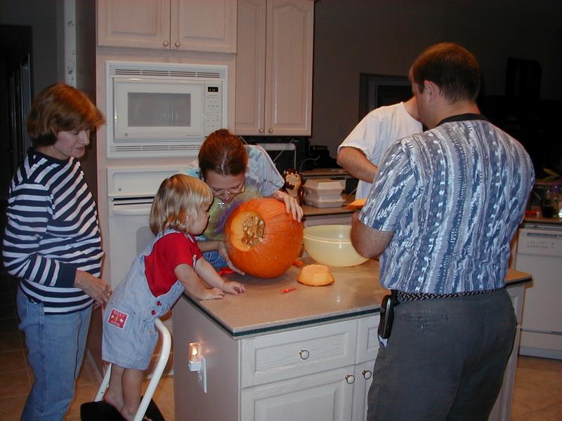 camera/1999/10(October)/10_24_Pumpkin_Carving/800x600_PA240007.JPG