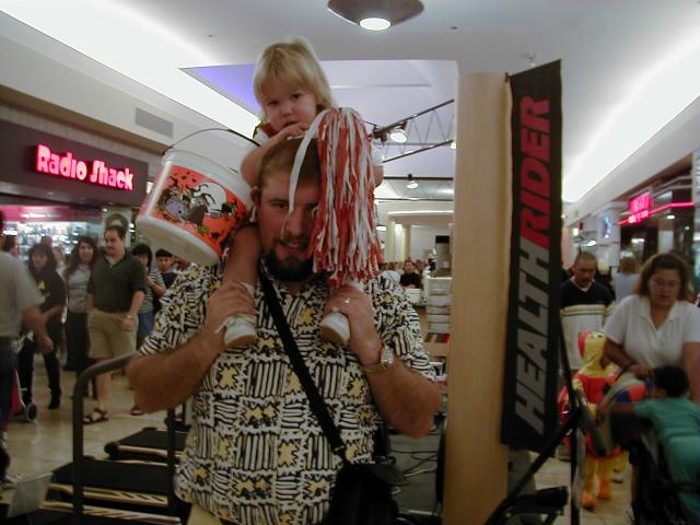 camera/1999/10(October)/10_30_Halloween/640x480_Cheerleader_Brittney_on_Daddy's_shoulders.JPG