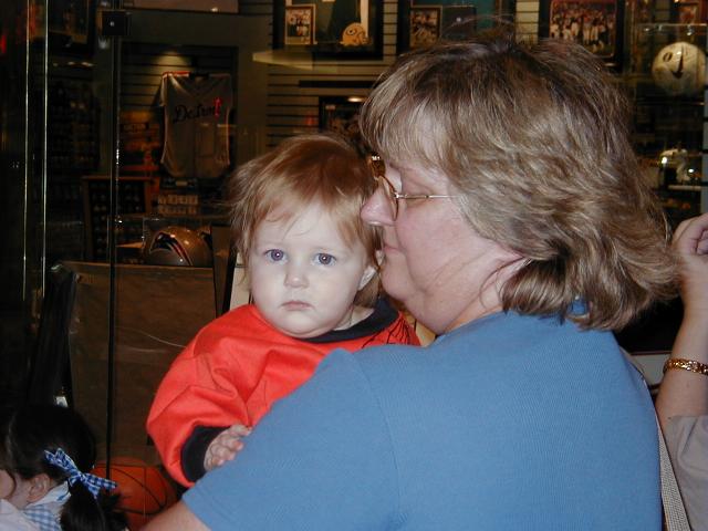 camera/1999/10(October)/10_30_Halloween/640x480_Meema_holds_McKenzie-2.JPG