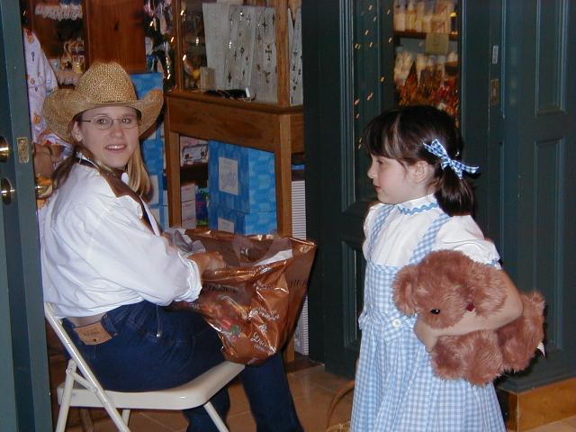 camera/1999/10(October)/10_30_Halloween/640x480_Trick-or-Treat-5.JPG
