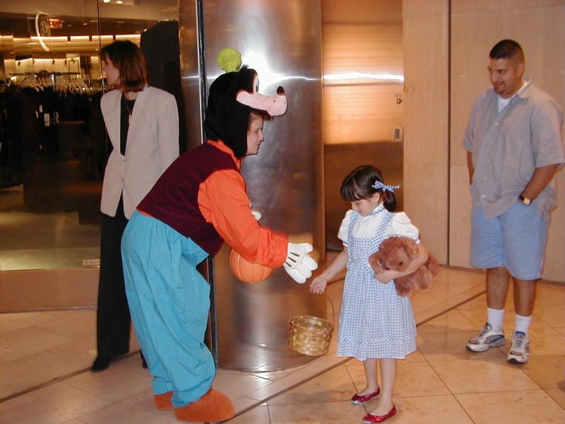 camera/1999/10(October)/10_30_Halloween/800x600_Trick-or-Treat-6.JPG