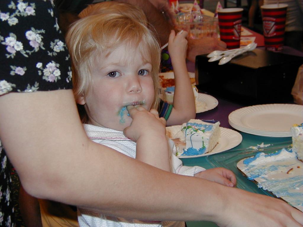 039-Eating_Cake-03.JPG