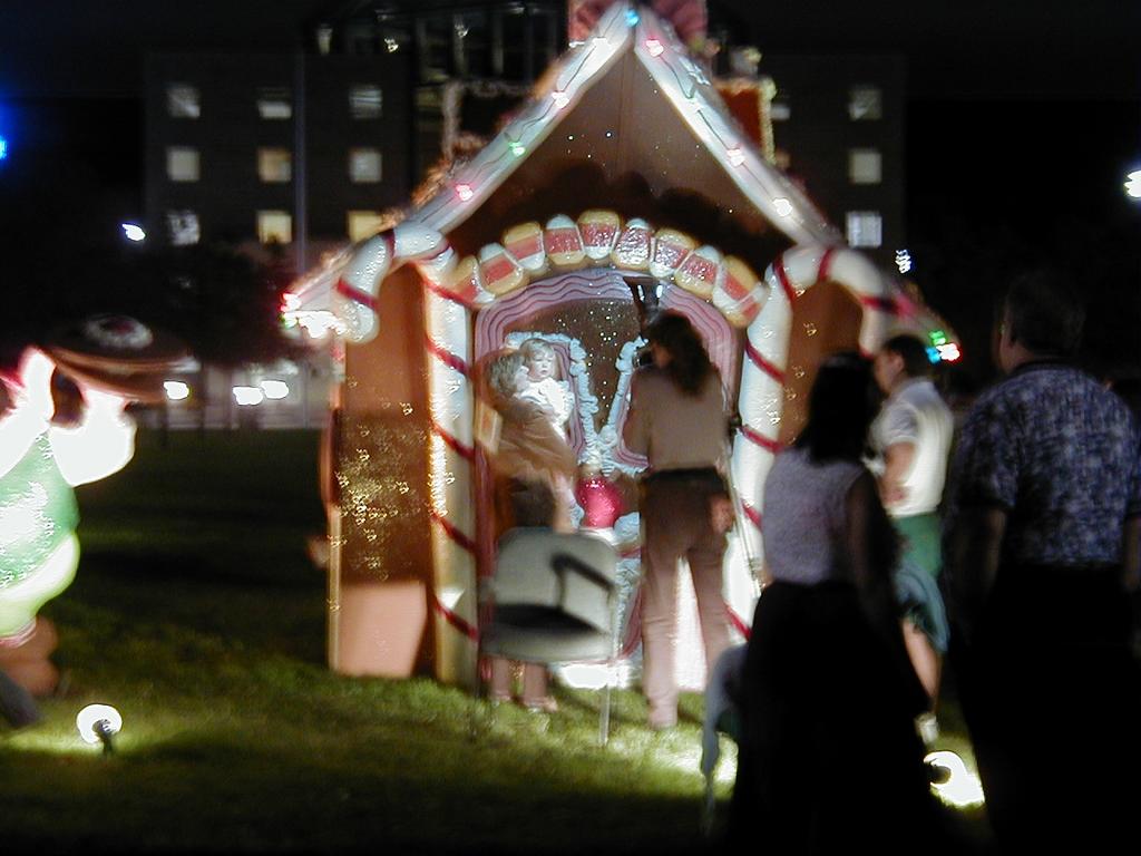 camera/1999/12(December)/12_02_Dell_Gingerbread_House/1024x768_PC020010.JPG