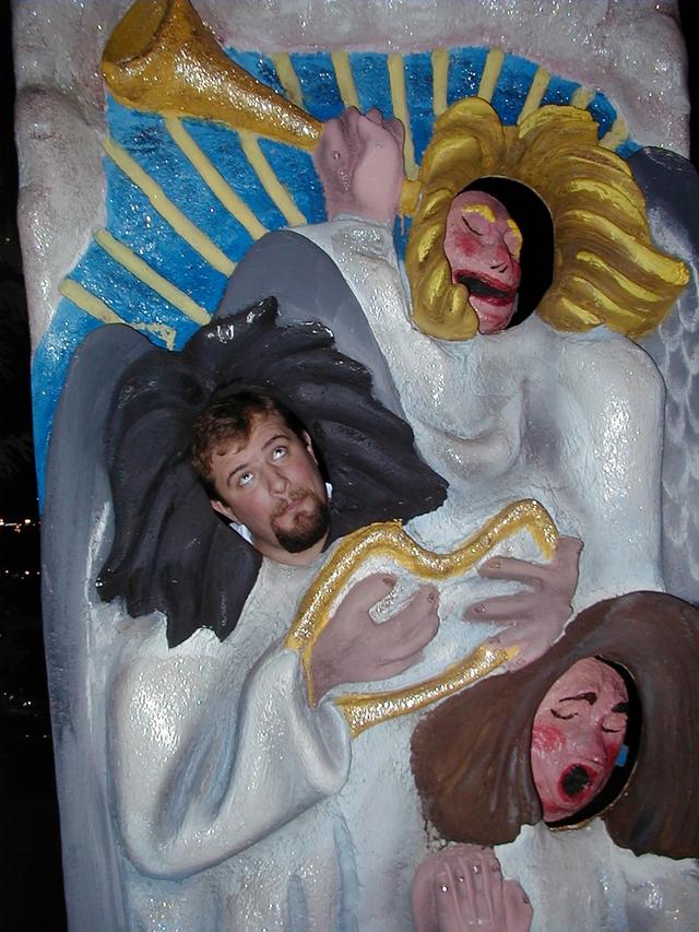 camera/1999/12(December)/12_02_Dell_Gingerbread_House/640x480_PC020015.JPG