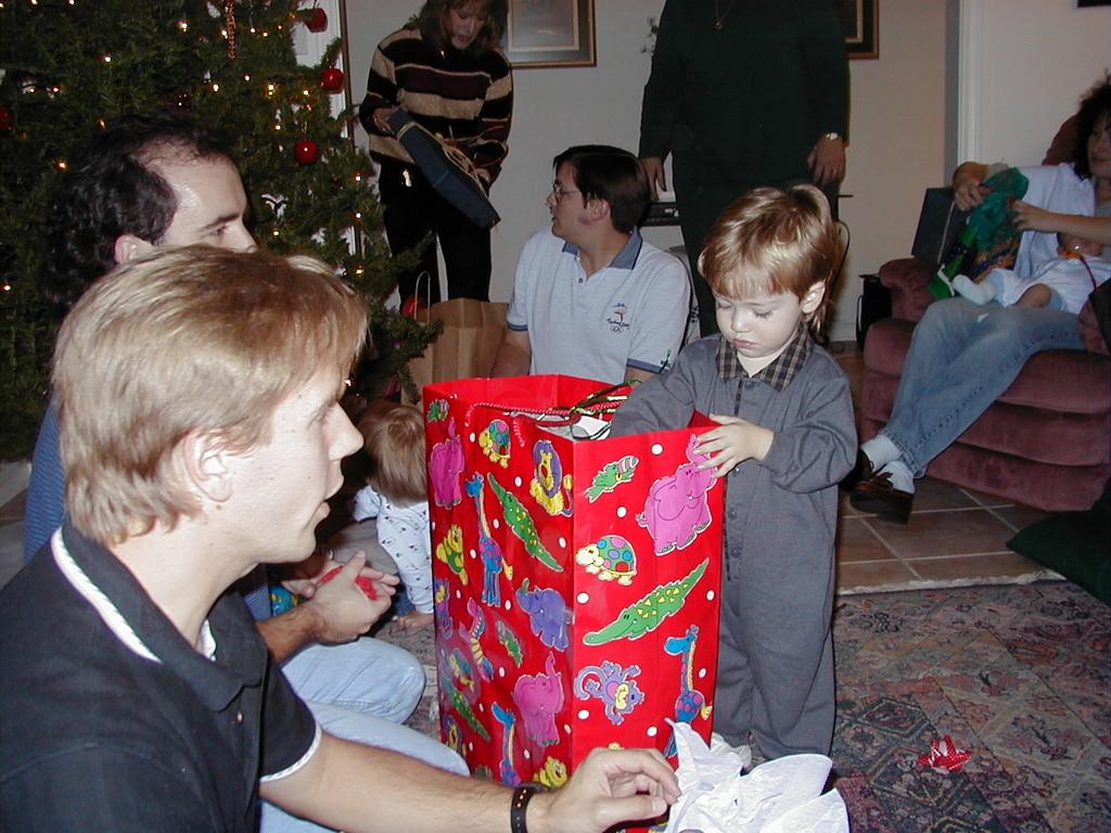 camera/1999/12(December)/12_16_Friends_Christmas/1024x768_FriendsXmas-09.JPG