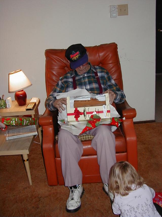 camera/1999/12(December)/12_25_Davis_Christmas/640x480_DavisXmas-10.JPG