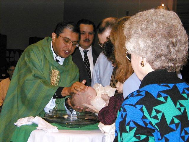 camera/2000/02(February)/02_06_Robert_Thomas_Hebert_Baptism/640x480_Baptism-7.jpg