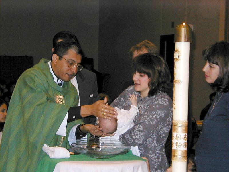 camera/2000/02(February)/02_06_Robert_Thomas_Hebert_Baptism/800x600_Baptism-5.jpg