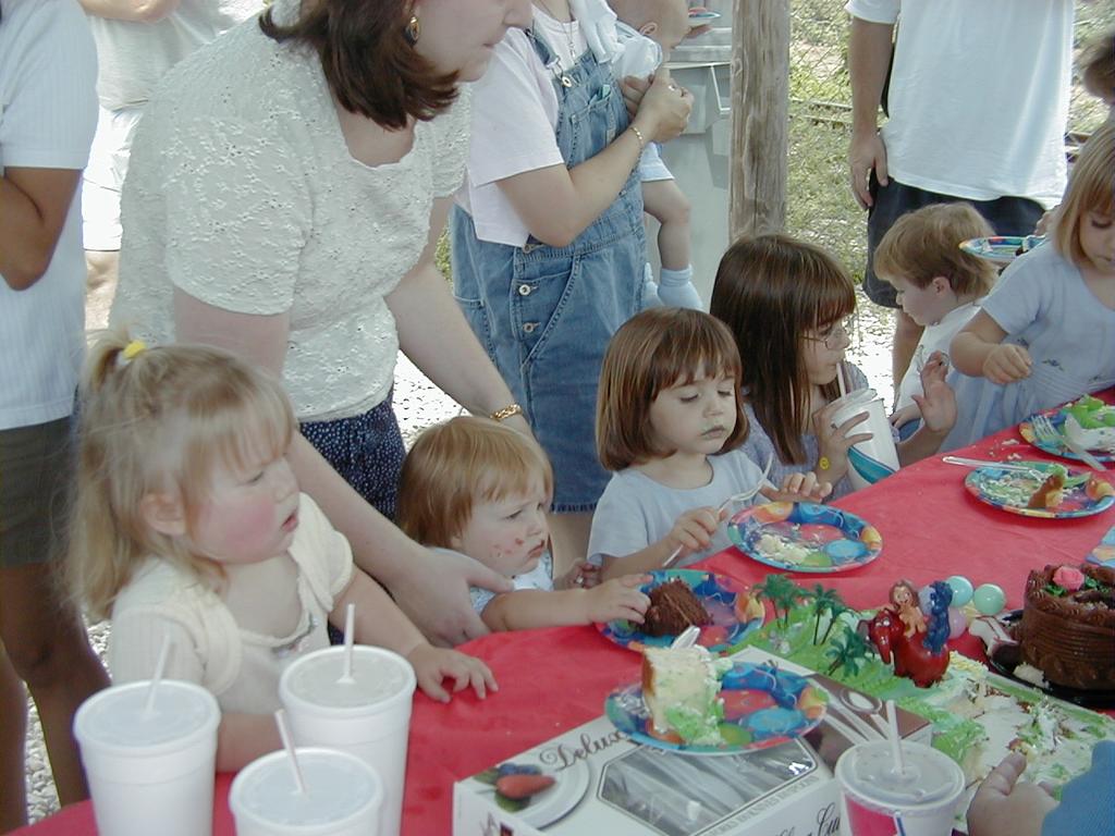 camera/2000/04(April)/04_16_McKenzie-1st-birthday/1024x768_McKenzie-bday-08.JPG