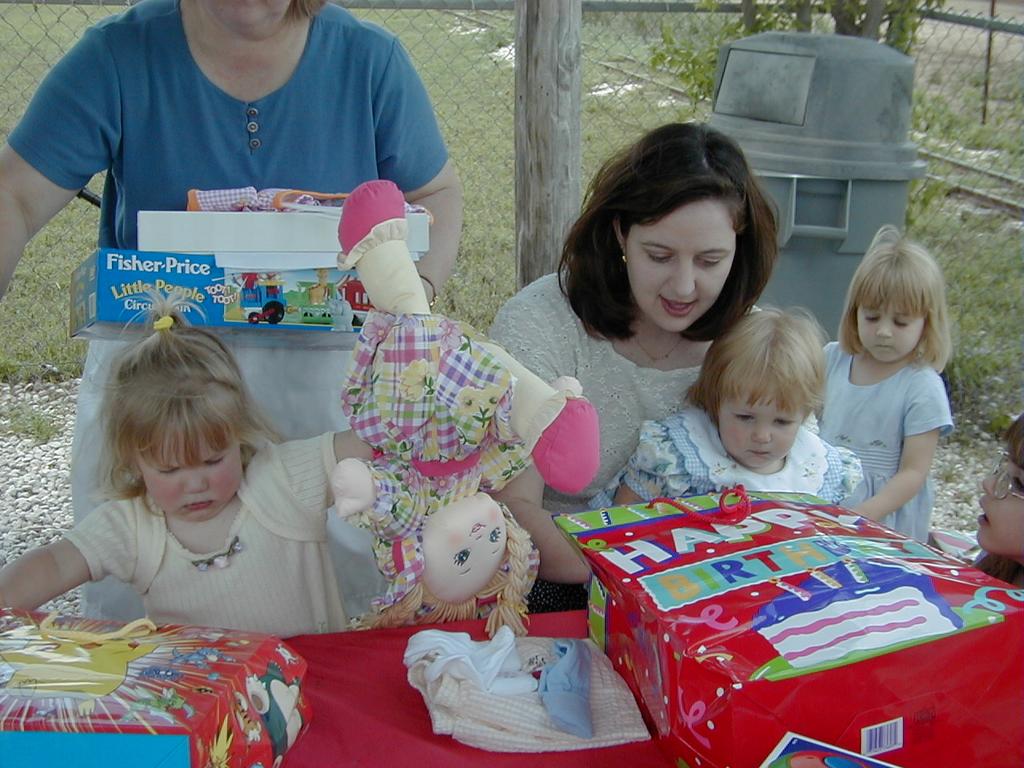 camera/2000/04(April)/04_16_McKenzie-1st-birthday/1024x768_McKenzie-bday-28.JPG