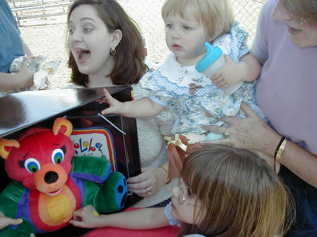 camera/2000/04(April)/04_16_McKenzie-1st-birthday/1024x768_McKenzie-bday-37.JPG