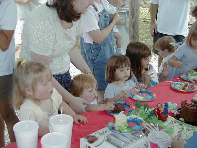 McKenzie-bday-08.JPG