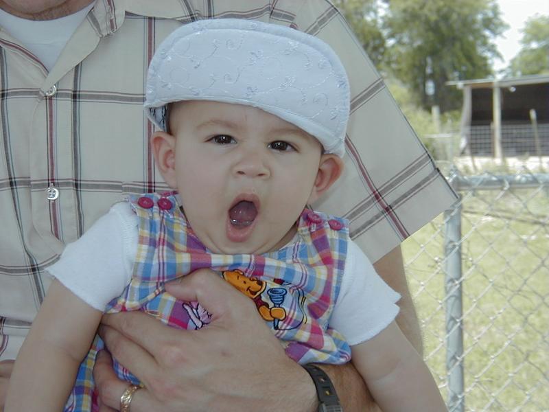 camera/2000/04(April)/04_16_McKenzie-1st-birthday/800x600_McKenzie-bday-17.JPG