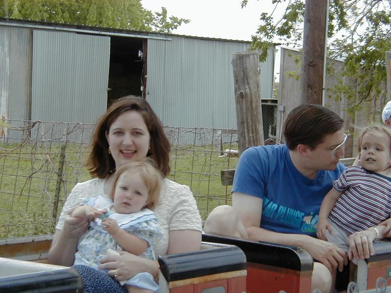 camera/2000/04(April)/04_16_McKenzie-1st-birthday/800x600_McKenzie-bday-21.JPG