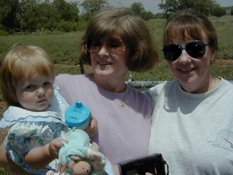 camera/2000/04(April)/04_16_McKenzie-1st-birthday/800x600_McKenzie-bday-36.JPG