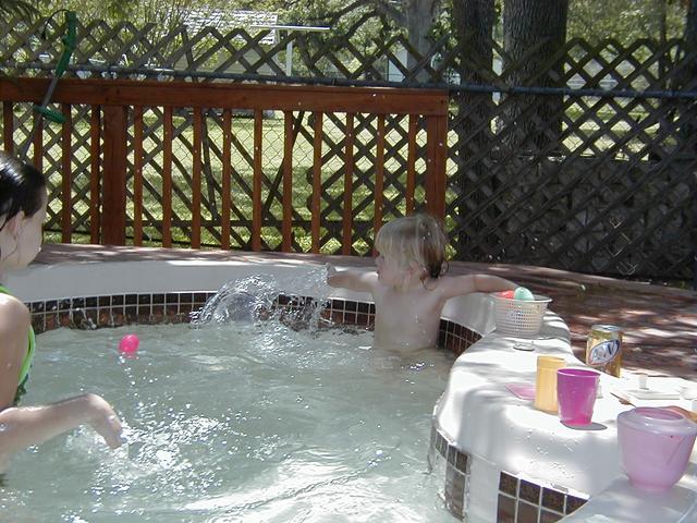 camera/2000/04(April)/04_23_Easter_Sunday/640x480_HotTub-4.JPG