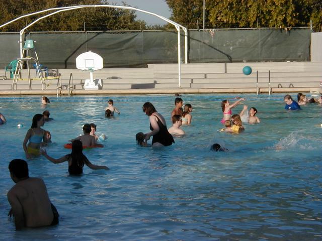 camera/2000/05(May)/05_23_Swimming_Pool/640x480_P5230015.JPG