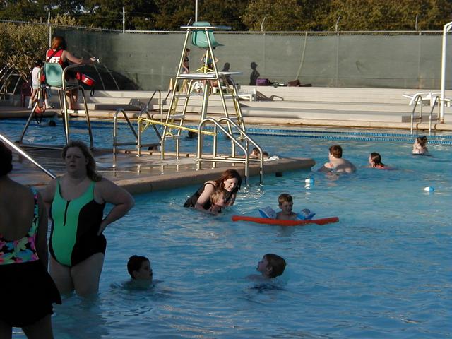 camera/2000/05(May)/05_23_Swimming_Pool/640x480_P5230016.JPG