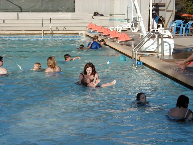 camera/2000/05(May)/05_23_Swimming_Pool/640x480_P5230018.JPG