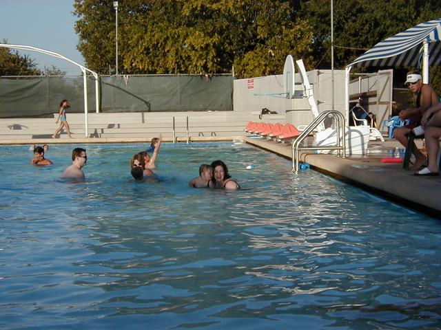 camera/2000/05(May)/05_23_Swimming_Pool/640x480_P5230020.JPG