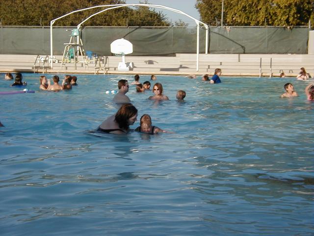 camera/2000/05(May)/05_23_Swimming_Pool/640x480_P5230021.JPG