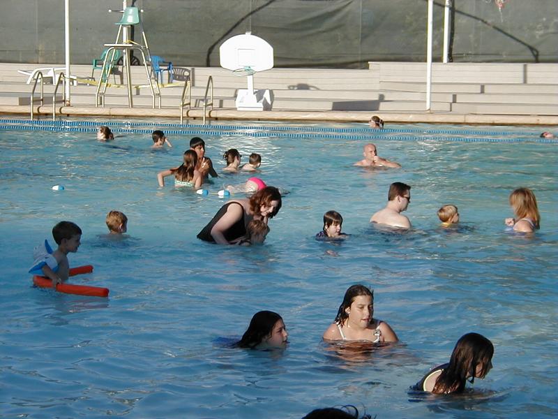 camera/2000/05(May)/05_23_Swimming_Pool/800x600_P5230017.JPG