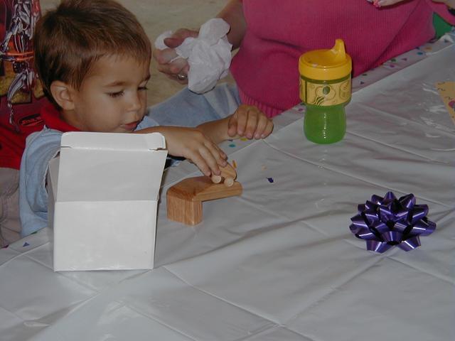 camera/2000/05(May)/05_27_Joels_Birthday_Party/640x480_Joels_Bday-24.JPG