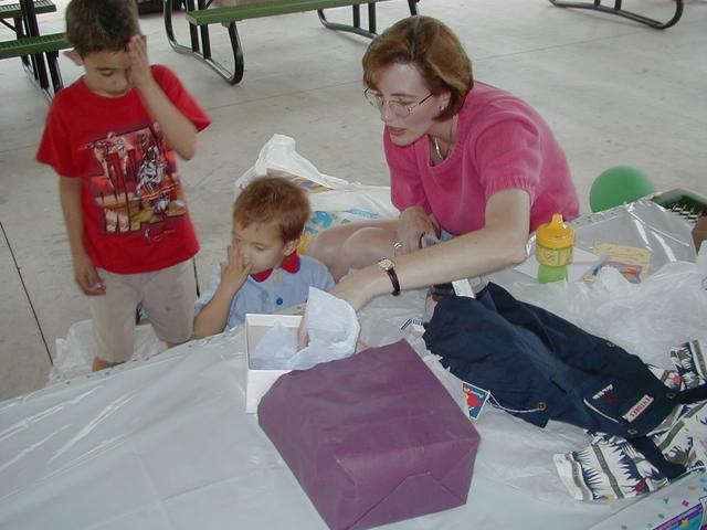 camera/2000/05(May)/05_27_Joels_Birthday_Party/640x480_Joels_Bday-33.JPG