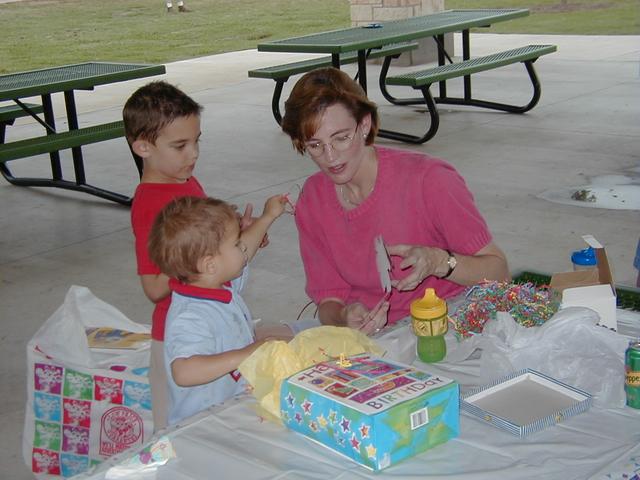 camera/2000/05(May)/05_27_Joels_Birthday_Party/640x480_Joels_Bday-36.JPG